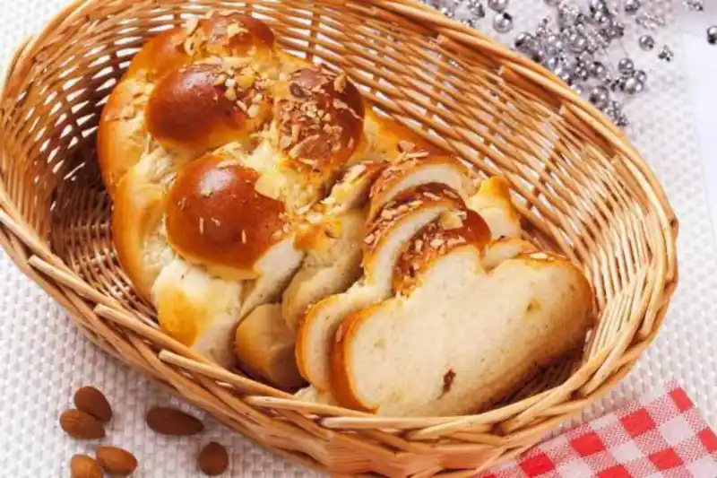خبز الخميرة السويدي الحلو (Vetebröd)