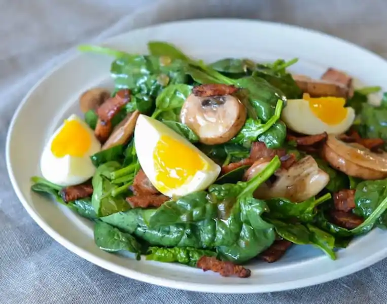 Spinach salad with bacon