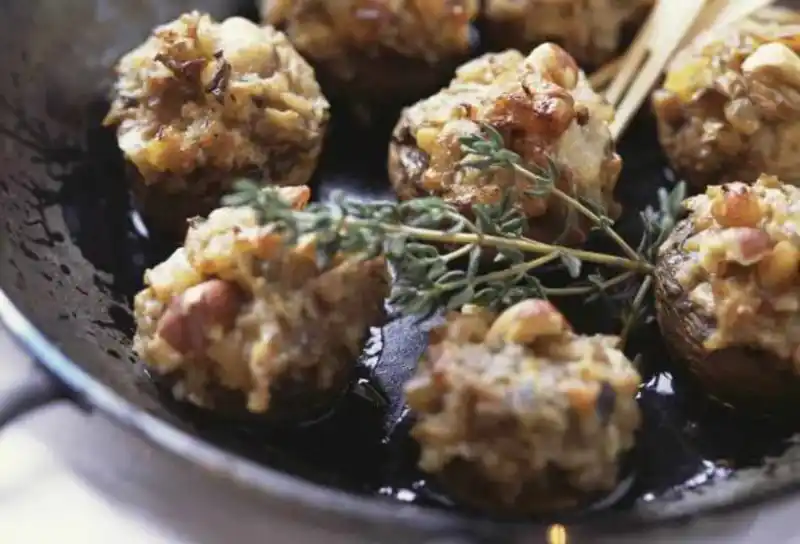 Low-Carb Blue Cheese Stuffed Mushrooms