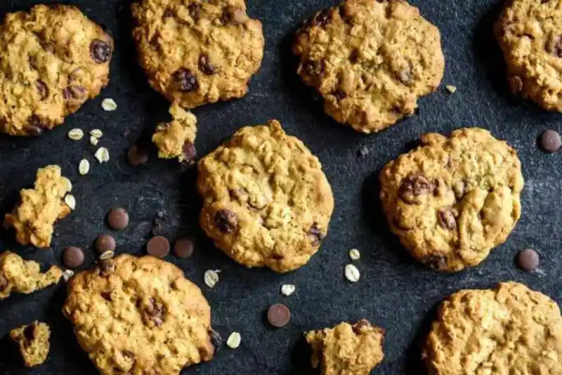 Low-Calorie Chocolate Chip Oatmeal Cookies